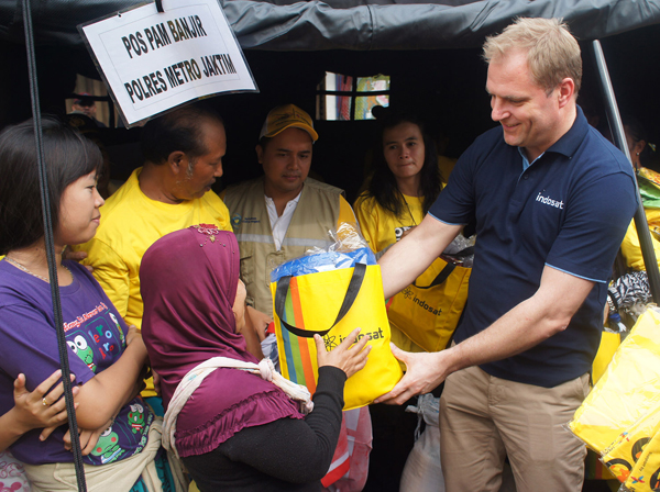 Photo of Indosat Berikan Bantuan Bagi Korban Banjir